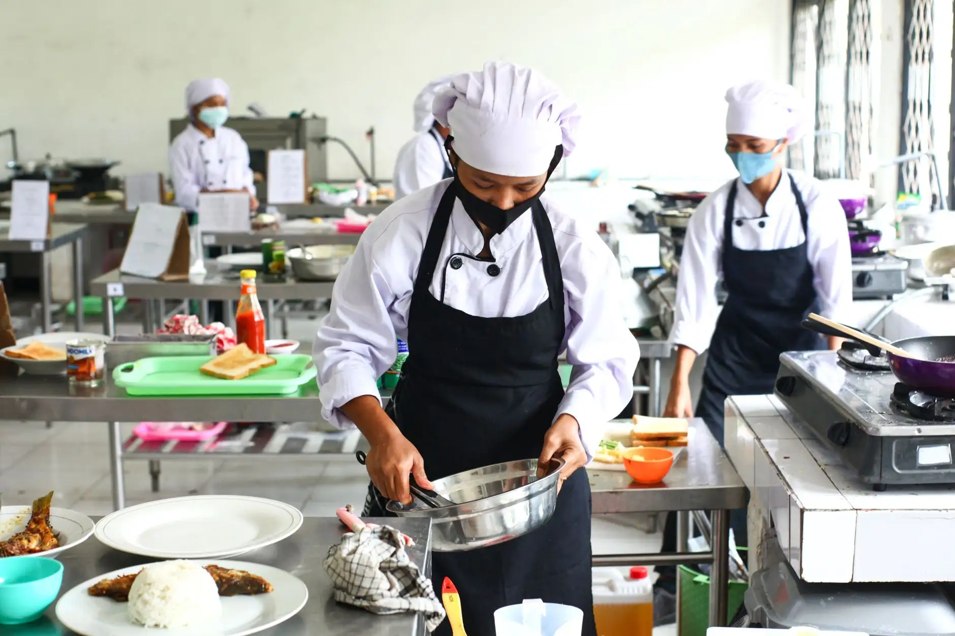 上海铭莜亘食堂承包管理标准：后厨运营效率提升方案